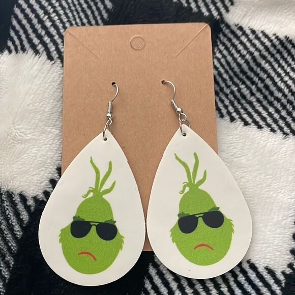 🎈3/$15🎈NEW Grinch Christmas faux leather earrings - Picture 1 of 1